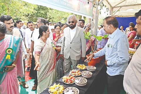 ಚಿತ್ರ: ಎಂಎನ್‌ಜಿ ಮೇ 17 ಸ್ಟಾಲ್ ಕದ್ರಿ ಪಾರ್ಕ್‌ನಲ್ಲಿ ಆಯೋಜಿಸಲಾಗಿರುವ ಗೇರು ಮೇಳದ ಉದ್ಘಾಟನೆಗೆ ಆಗಮಿಸಿದ್ದ ಅರಣ್ಯ ಸಚಿವ ಈಶ್ವರ ಖಂಡ್ರೆ ಅವರು ಸ್ಟಾಲ್‌ಗಳಿಗೆ ಭೇಟಿ ನೀಡಿ ಗೇರು ಹಣ್ಣು, ಬೀಜಗಳ ಮಾಹಿತಿ ಪಡೆದರು. ಗೇರು ನಿಗಮದ ಅಧ್ಯಕ್ಷೆ ಮಮತಾ ಡಿ.ಎಸ್. ಗಟ್ಟಿ ಇದ್ದರು.