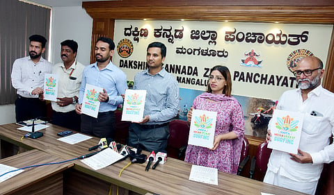 ತಣ್ಣೀರುಬಾವಿ ಬೀಚ್‌ನಲ್ಲಿ ನಡೆಯಲಿರುವ ರಾಷ್ಟ್ರಮಟ್ಟದ ಸರ್ಫಿಂಗ್ ಚಾಂಪಿಯನ್‌ಶಿಪ್‌ನ ಲೋಗೋವನ್ನು ಜಿಲ್ಲಾಧಿಕಾರಿ ದರ್ಶನ್ ಎಚ್.ವಿ. ಬಿಡುಗಡೆಗೊಳಿಸಿದರು. ಧನಂಜಯ ಶೆಟ್ಟಿ, ಮೀನಾಕ್ಷಿ ಆರ್ಯ, ನರ್ವಾಡೆ ವಿನಾಯಕ ಕರಭಾರಿ ಇದ್ದರು.