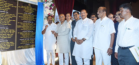 ಜಿಲ್ಲಾ ಉಸ್ತುವಾರಿ ಸಚಿವ ದಿನೇಶ್‌ ಗುಂಡೂರಾವ್‌ ಅವರು ಶುಕ್ರವಾರ ವೆನ್ಲಾಕ್‌ ಆಸ್ಪತ್ರೆಯ ವಿವಿಧ ಕಾಮಗಾರಿಗಳ ಶಂಕುಸ್ಥಾಪನೆ ನೆರವೇರಿಸಿದರು. ಸ್ಪೀಕರ್‌ ಯು.ಟಿ. ಖಾದರ್‌, ಎಂಎಲ್‌ಸಿ ಐವನ್‌ ಡಿಸೋಜಾ ಮತ್ತಿತರರಿದ್ದರು.