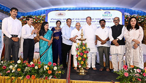 ಕರ್ನಾಟಕ ಜರ್ಮನ್ ತಾಂತ್ರಿಕ ತರಬೇತಿ ಸಂಸ್ಥೆ (KGTTI) ಮಂಗಳೂರು ಇದರ 20 ಕೋಟಿ ರೂ. ವೆಚ್ಚದ ನೂತನ ಹವಾನಿಯಂತ್ರಿತ ಕಟ್ಟಡವನ್ನು ಇಲಾಖೆ ಸಚಿವ ಡಾ. ಶರಣಪ್ರಕಾಶ್ ಆರ್. ಪಾಟೀಲ್ ಉದ್ಘಾಟಿಸಿದರು. ಎಂಎಲ್‌ಸಿಗಳಾದ ಐವನ್ ಡಿಸೋಜಾ, ಮಂಜುನಾಥ ಭಂಡಾರಿ ಇದ್ದರು.