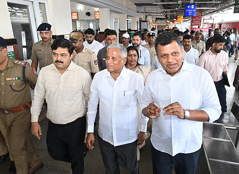  ಮಂಗಳೂರು ಜಂಕ್ಷನ್ ರೈಲು ನಿಲ್ದಾಣಕ್ಕೆ ಶನಿವಾರ ಭೇಟಿ ನೀಡಿದ ರೈಲ್ವೇ ರಾಜ್ಯ ಸಚಿವ ವಿ. ಸೋಮಣ್ಣ ಅವರು ಅಭಿವೃದ್ಧಿ ಕಾಮಗಾರಿಗಳನ್ನು ಪರಿಶೀಲಿಸಿದರು. ಸಂಸದ ಕ್ಯಾ. ಬ್ರಿಜೇಶ್ ಚೌಟ, ಬಿಜೆಪಿ ಜಿಲ್ಲಾಧ್ಯಕ್ಷ ಸತೀಶ್ ಕುಂಪಲ ಇದ್ದರು.