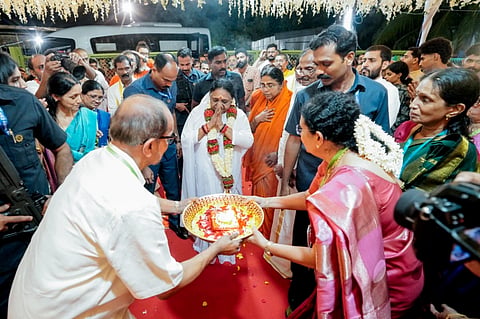  ಸದ್ಗುರು ಶ್ರೀ ಮಾತಾ ಅಮೃತಾನಂದಮಯಿ ದೇವಿ ಅವರನ್ನು ಭಕ್ತಿಪೂರ್ವಕವಾಗಿ ಸ್ವಾಗತಿಸಲಾಯಿತು.