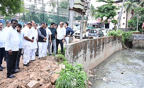 ವಿಧಾನ ಮಂಡಲದ ಸಾರ್ವಜನಿಕ ಉದ್ಯಮಗಳ ಸಮಿತಿ ನಿಯೋಗವು ನಗರದ ಡ್ರೈನೇಜ್ ಸಮಸ್ಯೆಗಳನ್ನು ಪರಿಶೀಲನೆ ನಡೆಸಿ ಸುದ್ದಿಗೋಷ್ಠಿ ನಡೆಸಿದರು. ಅಧ್ಯಕ್ಷ, ಶಾಸಕ ಟಿ. ರಘುಮೂರ್ತಿ, ಶಾಸಕರುಗಳಾದ ಐವನ್ ಡಿಸೋಜಾ, ಕಿಶೋರ್ ಕುಮಾರ್ ಪುತ್ತೂರು ಇದ್ದರು.