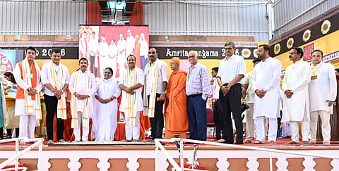 ಅಮೃತ ಸಂಗಮ ಕಾರ್ಯಕ್ರಮದಲ್ಲಿ ಶ್ರೀ ಮಾತಾ ಅಮೃತಾನಂದಮಯಿ, ಶ್ರೀ ಜಿತಕಾಮಾನಂದ ಸ್ವಾಮೀಜಿ, ಪ್ರಲ್ಹಾದ್ ಜೋಶಿ, ಯು.ಟಿ.ಖಾದರ್, ಯಶ್‌ಪಾಲ್ ಸುವರ್ಣ, ಪ್ರಮೋದ್ ಮಧ್ವರಾಜ್ ಮೊದಲಾದವರಿದ್ದರು.