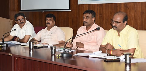 ಮಂಗಳೂರಿನ ತಾ.ಪಂ. ಸಭಾಂಗಣದಲ್ಲಿ ಶುಕ್ರವಾರ ಮಂಗಳೂರು ಮತ್ತು ಉಳ್ಳಾಲ ತಾಲೂಕು ಮಟ್ಟದ ಪ.ಜಾತಿ/ಪಂಗಡದ ಕುಂದುಕೊರತೆ ಸಭೆ ನಡೆಯಿತು. ತಹಶೀಲ್ದಾರ್ ರಮೇಶ್ ಬಾಬು ಮತ್ತು ಪ್ರಶಾಂತ್ ಪಾಟೀಲ್, ತಾ.ಪಂ. ಇಒ ಮಹೇಶ್ ಹೊಳ್ಳ ಉಪಸ್ಥಿತರಿದ್ದರು.