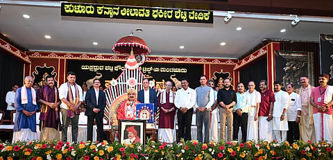 ಪಟ್ಲ ಸಂಭ್ರಮದಲ್ಲಿ ಡಾ ಎಂ. ಮೋಹನ್ ಆಳ್ವ ಅವರಿಗೆ 2026ರ ಯಕ್ಷಧ್ರುವ ಮಹಾಪೋಷಕ ಪ್ರಶಸ್ತಿ ನೀಡಿ ಗೌರವಿಸಲಾಯಿತು. ಒಡಿಯೂರು ಶ್ರೀ, ಎಡನೀರು ಶ್ರೀ, ಸಂಸದ ಕ್ಯಾ. ಬ್ರಿಜೇಶ್ ಚೌಟ ಮತ್ತಿತರರು ಇದ್ದರು.  