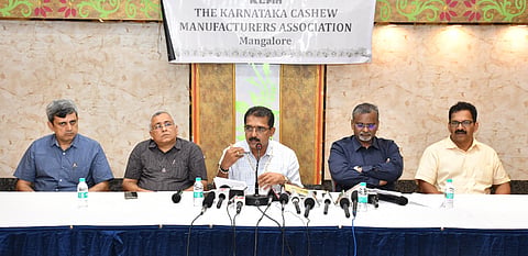 ‘ಕಾಜು ಶತಮಾನೋತ್ಸವ ಸಮ್ಮೇಳನದ ಬಗ್ಗೆ ಕೆಸಿಎಂಎ ಅಧ್ಯಕ್ಷ ಎ.ಕೆ. ರಾವ್ ಮಾಹಿತಿ ನೀಡಿದರು. ಪ್ರಕಾಶ್ ಕಲ್ಬಾವಿ, ತುಕರಾಮ ಪ್ರಭು,  ಗಣೇಶ್ ಕಾಮತ್ ಹಾಗೂ ಸುಬ್ರಾಯ ಪೈ ಉಪಸ್ಥಿತರಿದ್ದರು. 