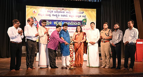   ಪುರಭವನದಲ್ಲಿ ನಡೆದ ಶ್ರೀಕೃಷ್ಣ ಜಯಂತಿ ಕಾರ್ಯಕ್ರಮವನ್ನು ಶಾಸಕ ಡಿ. ವೇದವ್ಯಾಸ ಕಾಮತ್ ಉದ್ಘಾಟಿಸಿದರು. ಚಿತ್ರದಲ್ಲಿ ಶಾಲೇಟ್ ಪಿಂಟೋ, ತಾರನಾಥ್ ಗಟ್ಟಿ ಕಾಪಿಕಾಡ್ ಮತ್ತು ಸಂತೋಷ್ ಕುಮಾರ್ ಶೆಟ್ಟಿ ಉಪಸ್ಥಿತರಿರುವುದು.