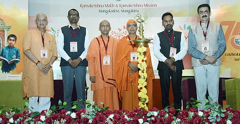 ಮಂಗಳೂರಿನ ರಾಮಕೃಷ್ಣ ಮಠದಲ್ಲಿ ಆಯೋಜಿಸಲಾಗಿದ್ದ "ಶ್ರದ್ಧಾ" - ಸ್ನಾತಕೋತ್ತರ ವಿದ್ಯಾರ್ಥಿಗಳ ವಿಚಾರ ಸಂಕಿರಣ ಕಾರ್ಯಕ್ರಮವನ್ನು ಬುಧವಾರ ಗೋವಿಂದ ಬಾಬು ಪೂಜಾರಿ ಉದ್ಘಾಟಿಸಿದರು. ಪ್ರೊ. ಪಿ.ಎಲ್. ಧರ್ಮ, ಸ್ವಾಮಿ ಜಿತಕಾಮಾನಂದಜಿ, ಕ್ಯಾ. ಗಣೇಶ್ ಕಾರ್ಣಿಕ್, ಡಾ. ಎ. ಶ್ರೀನಿವಾಸ್ ರಾವ್ ಇದ್ದರು.