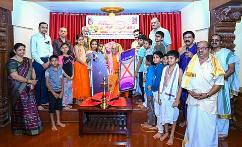 ಉಡುಪಿಯ ಗೀತಾಮಂದಿರದಲ್ಲಿ ಮೊಬೈಲ್​ ವರ್ಜನ ಶಿಬಿರಕ್ಕೆ ಸುಗುಣೇಂದ್ರ ಶ್ರೀ ಚಾಲನೆ ನೀಡಿದರು. ಡಾ. ವ್ಯಾಸರಾಜ ತಂತ್ರಿ, ಭವರಲಾಲ್​ ಆರ್ಯ, ಡಾ. ರಾಮನಾಥ ಆಚಾರ್ಯ, ಸಂತೋಷ್​ ಶೆಟ್ಟಿ ಮುಲುಂದ್​, ಡಾ. ಸುಧೀರರಾಜ್​ ನಿಟ್ಟೆ, ನಾಗರಾಜ್​ ಆಚಾರ್ಯ, ಕೆ.ವಿ. ರಮಣ ಆಚಾರ್ಯ, ಶಿಬಿರಾರ್ಥಿಗಳು ಇದ್ದರು.