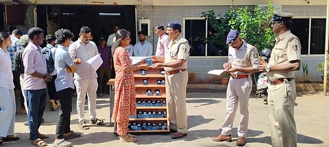 ಪತ್ತೆ ಮಾಡಿದ ಮೊಬೈಲ್​ಗಳನ್ನು ಉಡುಪಿಯ ನಗರ ಠಾಣೆಯಲ್ಲಿ ಮಾಲೀಕರಿಗೆ ಡಿವೈಎಸ್ಪಿ ಡಿ.ಟಿ. ಪ್ರಭು ಹಸ್ತಾಂತರಿಸಿದರು. ಠಾಣೆಯ ಅಧಿಕಾರಿಗಳಾದ ಮಹೇಶ್​ ಪ್ರಸಾದ್​, ಭರತೇಶ ಕಂಕಣವಾಡಿ, ಈರಣ್ಣ ಶಿರಗುಂಪಿ, ನಾರಾಯಣ ಬಿ. ಗೋಪಾಲಕೃಷ್ಣ ಜೋಗಿ ಇದ್ದರು.