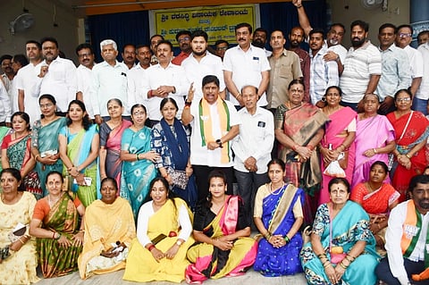 ಪ್ರಧಾನಿ ಮೋದಿ 12 ವರ್ಷ ಪೂರೈಸಿ ಹೊಸ ದಾಖಲೆ ಬರೆದಿದ್ದಕ್ಕಾಗಿ ಗೋವಿಂದರಾಜನಗರದಲ್ಲಿ ಮಾಜಿ ಪಾಲಿಕೆ ಸದಸ್ಯ ಉಮೇಶ್ ಶೆಟ್ಟಿ ನೇತೃತ್ವದಲ್ಲಿ ಬಿಜೆಪಿ ಕಾರ್ಯಕರ್ತರು ಸಂಭ್ರಮಾಚರಣೆ ಮಾಡಿದರು. 