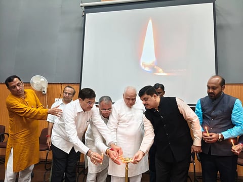 ಗುಜರಾತ್​ನ ವಡ್​ ನಗರದಲ್ಲಿ ಆಯೋಜಿಸಿದ್ದ ನೇತ್ರ ತಪಾಸಣಾ ಉಚಿತ ಶಿಬಿರವನ್ನು ಸೋಮ್​ಭಾಯ್​ ಮೋದಿ ಉದ್ಘಾಟಿಸಿದರು. ಡಾ. ಕೃಷ್ಣಪ್ರಸಾದ್​ ಕೂಡ್ಲು, ಜೀತುಭಾಯ್​ ಮೋದಿ, ಜಶುಭಾಯ್​ ಚೌಧರಿ, ರಾಮ್​ಜಿ ಭಾಯ್​ ಚೌಧರಿ, ಡಾ. ದೀಪಕ್​ ಪಟೇಲ್​ ಇತರರಿದ್ದರು.