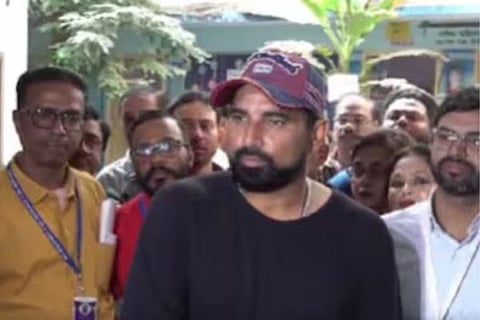 ಮಂಗಳವಾರ SIR ವಿಚಾರಣೆಯ ನಂತರ ಕ್ರಿಕೆಟಿಗ ಮೊಹಮ್ಮದ್ ಶಮಿ ಸ್ವರ್ಣಮಯಿ ವಿದ್ಯಾಲಯದಿಂದ ಹೊರಟುಹೋದರು.