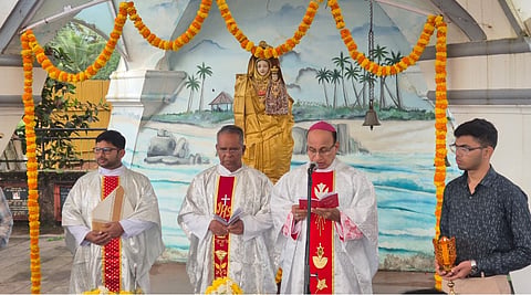 ಉಡುಪಿಯ ಕಲ್ಮಾಡಿ ಸ್ಟೆಲ್ಲಾ ಮಾರಿಸ್​ ಚರ್ಚ್​ನಲ್ಲಿ ಜೆರಾಲ್ಡ್​ ಐಸಾಕ್​ ಲೋಬೊ ಹೊಸ ತೆನೆಗೆ ಆಶೀರ್ವಚಿಸಿ ಪವಿತ್ರ ಬಲಿಪೂಜೆ ನೆರವೇರಿಸಿದರು. ಚರ್ಚ್​ನ ರೆಕ್ಟರ್​ ಡಾ.ಬ್ಯಾಪ್ಟಿಸ್ಟ್​ ಮಿನೇಜಸ್​ ಹಾಗೂ ಇತರರಿದ್ದರು.