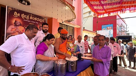 ಉಡುಪಿಯಲ್ಲಿ ಕೃಷ್ಣನ ಭಕ್ತರಿಗೆ ಶ್ರೀ ಸಾಯಿ ಈಶ್ವರ ಗುರೂಜಿ ಮೂಡೆ ಹಾಲು ವಿತರಿಸಿದರು. ಗೀತಾಂಜಲಿ ಸುವರ್ಣ, ವೀಣಾ ಶೆಟ್ಟಿ, ಸತೀಶ್​ ದೇವಾಡಿಗ, ರೇಶ್ಮಾ ಸಂತೋಷ್​ ಹೆಗ್ಡೆ, ವಾರಿಜಾ ಕಲ್ಮಾಡಿ ಇತರರಿದ್ದರು.
