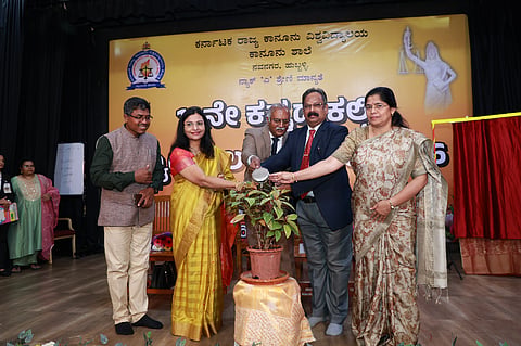 Moot court ಹುಬ್ಬಳ್ಳಿಯ ಕರ್ನಾಟಕ ರಾಜ್ಯ ಕಾನೂನು ವಿವಿಯಲ್ಲಿ ಶನಿವಾರ ಏರ್ಪಡಿಸಿದ್ದ ಕನ್ನಡ ಕಲ್ಪಿತ ನ್ಯಾಯಾಲಯ ಸ್ಪರ್ಧೆಯನ್ನು ನ್ಯಾಯಮೂರ್ತಿ ಎಸ್​. ಸುನಿಲ ದತ್​ ಯಾದವ್​ ಉದ್ಘಾಟಿಸಿದರು. ಡಾ. ಸಿ. ಬಸವರಾಜು, ಡಾ. ರತ್ನಾ ಭರಮಗೌಡರ, ಗೀತಾ ಕೌಲಗಿ ಇತರರು ಇದ್ದರು.