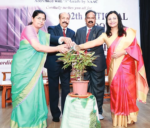 moot court ಹುಬ್ಬಳ್ಳಿಯ ಕರ್ನಾಟಕ ರಾಜ್ಯ ಕಾನೂನು ವಿವಿಯಲ್ಲಿ ಶನಿವಾರ ಏರ್ಪಡಿಸಿದ್ದ ಕಲ್ಪಿತ ನ್ಯಾಯಾಲಯ ಸ್ಪರ್ಧೆಯನ್ನು ನ್ಯಾಯಮೂರ್ತಿ ಅಶೋಕ ನಿಜಗಣ್ಣವರ ಉದ್ಘಾಟಿಸಿದರು. ಡಾ. ಸಿ. ಬಸವರಾಜು, ಡಾ. ರತ್ನಾ ಭರಮಗೌಡರ, ಗೀತಾ ಕೌಲಗಿ ಇದ್ದರು.