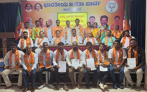 ಉಡುಪಿಯ ಜಿಲ್ಲಾ ಬಿಜೆಪಿ ಕಚೇರಿಯಲ್ಲಿ ಎಸ್​ಟಿ ಮೋರ್ಚಾದ ಅಧ್ಯಕ್ಷ ಹಾಗೂ ಪದಾಧಿಕಾರಿಗಳಿಗೆ ನಿಯುಕ್ತಿ ಪತ್ರ ವಿತರಿಸಲಾಯಿತು. ಕುತ್ಯಾರು ನವೀನ್​ ಶೆಟ್ಟಿ, ಭುಜಂಗ ನಾಯ್ಕ್​, ಉಮೇಶ್​ ನಾಯ್ಕ್​, ಶ್ರೀಕಾಂತ್​ ನಾಯಕ್​, ದಿನಕರ್​ ಶೆಟ್ಟಿ ಹೆರ್ಗ, ಉಮೇಶ್​ ಎ. ನಾಯ್ಕ್​ ಚೇರ್ಕಾಡಿ ಇತರರಿದ್ದರು.
