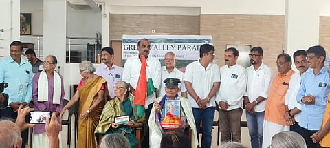 ಉಡುಪಿ ಜಿಲ್ಲಾ ಬಿಜೆಪಿ ರೈತ ಮೋರ್ಚಾ ವತಿಯಿಂದ ನಿವೃತ್ತ ಸೈನಿಕ ಕೆ.ಶಿವರಾಮ್​ ಮಂಜ ದಂಪತಿಯನ್ನು ಸನ್ಮಾನಿಸಲಾಯಿತು. ಯಶ್​ಪಾಲ್​ ಸುವರ್ಣ, ಕಮಲಾಕ್ಷ ಹೆಬ್ಬಾರ್​, ಶ್ರೀಕಾಂತ್​ ನಾಯಕ್​, ದಿನೇಶ್​ ಅಮೀನ್​, ರಾಜೀವ್​ ಕುಲಾಲ್​, ಡಾ. ವಿಶ್ವನಾಥ್​ ಶಾನಭೋಗ, ಡಾ.ವೆಂಕಟೇಶ ಶಾನಭೋಗ, ಡಾ.ಇಂದಿರಾ ಶಾನಭೋಗ ಇತರರಿದ್ದರು.