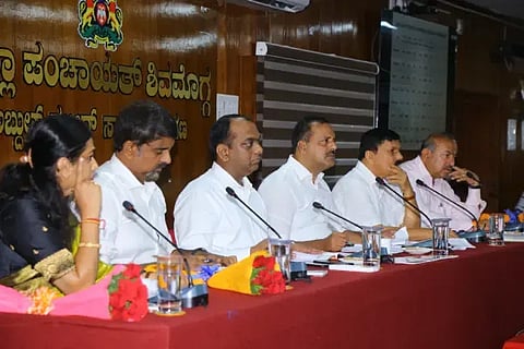 ಶಿವಮೊಗ್ಗ ಜಿಪಂ ಸಭಾಂಗಣದಲ್ಲಿ ಆರೋಗ್ಯ ಮತ್ತು ಕುಟುಂಬ ಕಲ್ಯಾಣ ಸಚಿವ ಯು.ಟಿ.ಖಾದರ್ ಇಲಾಖೆಯ ಪ್ರಗತಿ ಪರಿಶೀಲನಾ ಸಭೆ ನಡೆಸಿದರು. ಆರಗ ಜ್ಞಾನೇಂದ್ರ, ಎಸ್.ಚನ್ನಬಸಪ್ಪ, ಡಿ.ಎಸ್.ಅರುಣ್, ಜಿ.ಪಲ್ಲವಿ, ಪ್ರಭುಲಿಂಗ ಕವಳಿಕಟ್ಟಿ ಇದ್ದರು. 