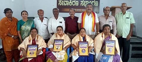 ವಿವಿಧ ಕ್ಷೇತ್ರದಲ್ಲಿ ಸೇವೆ ಸಲ್ಲಿಸುತ್ತಿರುವವರಿಗೆ ಮಂಡ್ಯ ನಗರದಲ್ಲಿ ಆಯೋಜಿಸಿದ್ದ ಸಮಾರಂಭದಲ್ಲಿ ಸನ್ಮಾನಿಸಲಾಯಿತು. 