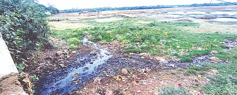 ಸವಣೂರು ಪಟ್ಟಣದ ಮೋತಿ ತಾಲಾಬ್​ (dirty lake) ಸೇರುತ್ತಿರುವ ವಿವಿಧ ಬಡಾವಣೆಗಳ ಕೊಳಚೆ ನೀರು.