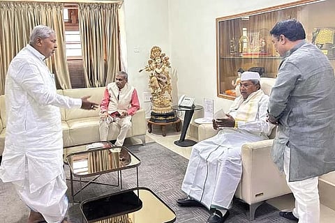  ಬೆಂಗಳೂರಿನಲ್ಲಿ ಸಿಎಂ ಸಿದ್ದರಾಮಯ್ಯ ಅವರನ್ನು ಭೇಟಿಯಾದ ಮಾಜಿ ಸಚಿವ ಅಮರೇ ಗೌಡ ಪಾಟೀಲ್ ಬಯ್ಯಪುರ, ಎಂಎಲ್ಸಿ ಶರಣಗೌಡ ಪಾಟೀಲ್ ಬಯ್ಯಪುರ ಅವರು ಮುದಗಲ್ ಶಾಶ್ವತ ಕುಡಿವ ನೀರಿನ ಯೋಜನೆಗೆ ಅನುದಾನ ನೀಡುವಂತೆ ಕೋರಿದರು.