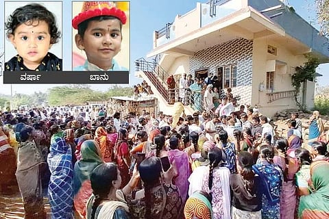 ವಂದಾಲಿ ಗ್ರಾಮದ ಮನೆಯ ಬಳಿ ಸೇರಿರುವ ಸ್ಥಳೀಯರು.