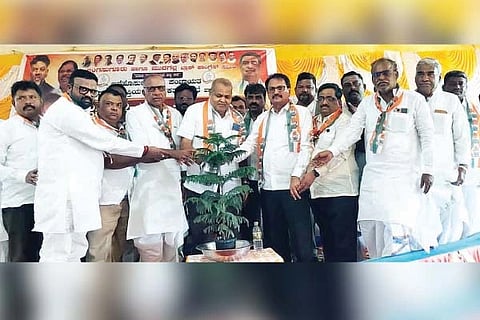 ಮುದಗಲ್ ಸಮೀಪದ ನವಲಿ ಜಡೆಶಂಕರಲಿಂಗೇಶ್ವರ ದೇವಸ್ಥಾನದ ಸಮುದಾಯ ಭವನದಲ್ಲಿ ಸೋಮವಾರ ಏರ್ಪಡಿಸಿದ್ದ ಕಾಂಗ್ರೆಸ್ ಕಾರ್ಯಕರ್ತರ ಸಭೆಯನ್ನು ಮಾಜಿ ಶಾಸಕ ಡಿ.ಎಸ್. ಹೂಲಗೇರಿ ಉದ್ಘಾಟಿಸಿದರು. ಪ್ರಮುಖರಾದ ಡಾ.ಶಿವಶರಣಪ್ಪ ಹೆಸರೂರು, ಬಸವರಾಜ ಜೆಲ್ಲಿ, ಅಮರೇಶ ಹೆಸರೂರು, ಗೋವಿಂದ ನಾಯಕ, ಶಿವಶಂಕರಗೌಡ ಉಪ್ಪಾರ ನಂದಿಹಾಳ ಇತರರಿದ್ದರು.