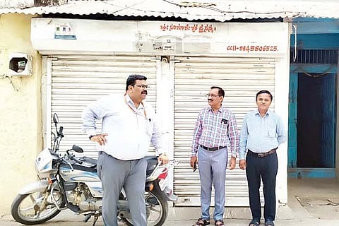 ಮುದಗಲ್ ಪಟ್ಟಣದ ಕ್ಲಿನಿಕ್‌ವೊಂದರ ಮೇಲೆ ಜಿಲ್ಲಾ ಆಯುಷ್ ಅಧಿಕಾರಿ ಡಾ.ಶಂಕರಗೌಡ ಪಾಟೀಲ್ ನೇತೃತ್ವದ ವೈದ್ಯರ ತಂಡ ದಾಳಿ ನಡೆಸಿ ಪರಿಶೀಲಿಸಿತು.