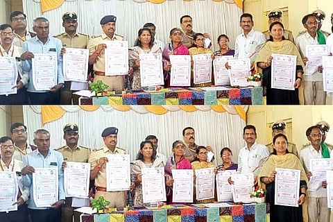 ತೊಂಡಿಹಾಳ ಗ್ರಾಮದಲ್ಲಿ ಏರ್ಪಡಿಸಿದ್ದ ಸಾರ್ವಜನಿಕ ಜಾಗೃತಿ ಸಭೆಯಲ್ಲಿ ಅನಿಷ್ಟ ಪದ್ಧತಿಗಳ ಭಿತ್ತಿ ಪತ್ರಗಳನ್ನು ತಹಸೀಲ್ದಾರ್ ಸತ್ಯಮ್ಮ ಬಿಡುಗಡೆಗೊಳಿಸಿದರು. ಗ್ರಾಪಂ ಅಧ್ಯಕ್ಷೆ ಸಂಗಮ್ಮ ಗೌಂಡಿ, ಜಿಪಂ ಎಇಇ ಹನಮಂತಪ್ಪ, ಪಶು ಇಲಾಖೆ ಎಡಿ ಅಮರೇಗೌಡ ಪಾಟೀಲ್, ಮುದಗಲ್ ಪಿಎಸ್‌ಐ ವೆಂಕಟೇಶ ಮಾಡಗೇರಿ, ತಾಪಂ ವ್ಯವಸ್ಥಾಪಕ ಅಮರೇಶ ಗೌಡೂರು ಇತರರಿದ್ದರು.