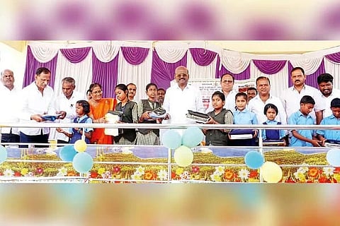 ಮುದಗಲ್ ಸಮೀಪದ ಖೈರವಾಡಗಿ ಗ್ರಾಮದ ಕರ್ನಾಟಕ ಪಬ್ಲಿಕ್ ಶಾಲೆಯಲ್ಲಿ ವಿದ್ಯಾರ್ಥಿಗಳಿಗೆ ಶಾಸಕ ಮಾನಪ್ಪ ವಜ್ಜಲ್ ಪಠ್ಯಪುಸ್ತಕ-ಸಮವಸ್ತ್ರ ವಿತರಿಸಿದರು.ಸೋಮವಾರ ಶಾಲಾ ಮಕ್ಕಳಿಗೆ ಸಮವಸ್ತ್ರ ಹಾಗೂ ಪಠ್ಯಪುಸ್ತಕಗಳನ್ನು ವಿತರಿಸಿ ಶುಭ ಕೋರಿದರು. ಬಿಇಒ ಸುಜಾತ ಹೂನೂರು, ಲಿಂಗಸುಗೂರು ಬಿಜೆಪಿ ಮಂಡಲ ಅಧ್ಯಕ್ಷ ಕೆ.ನಾಗಭೂಷಣ, ಶಿಕ್ಷಕ ವಿಜಯಕುಮಾರ್ ಮೇಟಿ ಇತರರಿದ್ದರು.