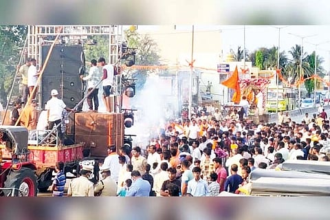 ಮುದಗಲ್‌ನಲ್ಲಿ ಛತ್ರಪತಿ ಶಿವಾಜಿ ಜಯಂತಿ ಪ್ರಯುಕ್ತ ಹಿಂದೂ ಪರ ಸಂಘಟನೆಗಳಿಂದ ಬೃಹತ್ ಶೋಭಾಯಾತ್ರೆ ನಡೆಯಿತು.