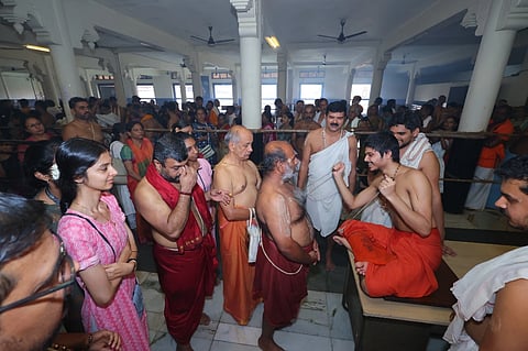 ಉಡುಪಿ ಶ್ರೀಕೃಷ್ಣ ಮಠದಲ್ಲಿ ಆಷಾಡ ಶಯನಿ ಏಕಾದಶಿ ನಿಮಿತ್ತ ಶೀರೂರು ವೇದವರ್ಧನ ಶ್ರೀಗಳು ಭಕ್ತರಿಗೆ ಶಂಕ, ಚಕ್ರದ ತಪ್ತಮುದ್ರಾ ಧಾರಣೆ ನೆರವೇರಿಸಿದರು.