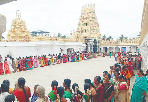 ಭಕ್ತರ ದೇವಾಲಯದ ಆವರಣವನ್ನು ಸುತ್ತುವರಿದು ಬಿಸಿಲನ್ನೂ ಲೆಕ್ಕಿಸದೆ ಸರತಿ ಸಾಲಿನಲ್ಲಿ ನಿಂತು ದೇವರ ದರ್ಶನ ಪಡೆದರು