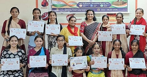 ಬೀದರ್‍ನಲ್ಲಿ ನಾಟ್ಯಶ್ರೀ ನೃತ್ಯಾಲಯ ಯುವತಿಯರ ಸಂಘದಿಂದ ನಡೆದ ಶ್ಯಾಮಪ್ರಸಾದ್ ಮುಖರ್ಜಿ ಅವರ ಜಯಂತಿ ಆಚರಣೆ ಕಾರ್ಯಕ್ರಮದಲ್ಲಿ ವಿವಿಧ ಸ್ಪರ್ಧೆಗಳ ವಿಜೇತರಿಗೆ ಪ್ರಮಾಣ ಪತ್ರ ವಿತರಿಸಲಾಯಿತು.