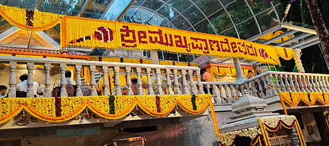 ವಿವಿಧ ಪುಷ್ಪಗಳಿಂದ ಸುಂದರವಾಗಿ ಅಲಂಕೃತ ಉಡುಪಿ ಇಂದ್ರಾಣಿಯ ಮುಖ್ಯಪ್ರಾಣ ದೇವರ ಶಿಲಾಮಯ ಗುಡಿ.