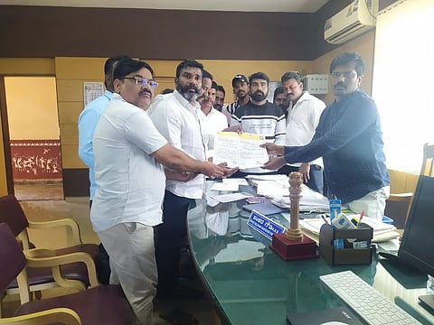 ಮುಂಡಗೋಡ ಮುಖ್ಯ ರಸ್ತೆಗೆ ನಾಮಫಲಕ, ಸಂಗೊಳ್ಳಿ ರಾಯಣ್ಣ ಮೂರ್ತಿ ಪ್ರತಿಷ್ಠಾಪನೆಗೆ ಅವಕಾಶ ಹಾಗೂ ಶಿರಸಿ- ಹುಬ್ಬಳ್ಳಿ ಮುಖ್ಯ ರಸ್ತೆಯಲ್ಲಿನ ಗುಂಡಿಗಳನ್ನು ಮುಚ್ಚಬೇಕು ಎಂದು ಕ್ರಾಂತಿವೀರ ಸಂಗೊಳ್ಳಿ ರಾಯಣ್ಣ ಅಭಿಮಾನ ಬಳಗದವರು ತಹಸೀಲ್ದಾರ್ ಮೂಲಕ ಜಿಲ್ಲಾಧಿಕಾರಿಗೆ ಮನವಿ ಸಲ್ಲಿಸಿದರು. ಸುರೇಶ ಗೋಕಾಕ, ಪ್ರಮುಖರಾದ ಅಶೋಕ ಹಾದಿಮನಿ, ಅಯ್ಯಪ್ಪ ಭಜಂತ್ರಿ, ಪ್ರಕಾಶ ಹುದ್ಲಮನಿ, ಇತರರಿದ್ದರು.