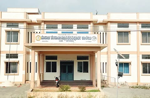 ಮುಂಡಗೋಡ  ಕರಗಿನಕೊಪ್ಪ ಮುರಾಜಿರ್ ದೇಸಾಯಿ ವಸತಿ ಶಾಲೆ.
