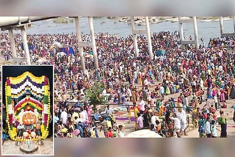 ಹುಲಿಗಿಯ ತುಂಗಭದ್ರಾ ನದಿ ದಡದಲ್ಲಿ ಶನಿವಾರ ಕಂಡುಬಂದ ಅಪಾರ ಭಕ್ತರು.  ಹುಲಿಗೆಮ್ಮ ದೇವಿಗೆ ವಿಶೇಷ ಅಲಂಕಾರದೊಂದಿಗೆ ಪೂಜಿಸಿರುವುದು.(ಒಳಚಿತ್ರ)