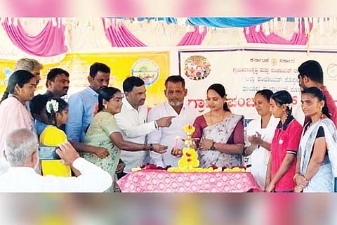 ಶಹಪುರ ಗ್ರಾಮದ ಸರ್ಕಾರಿ ಹಿರಿಯ ಪ್ರಾಥಮಿಕ ಶಾಲೆಯಲ್ಲಿ ಹಮ್ಮಿಕೊಂಡಿದ್ದ ಮಕ್ಕಳ ಹಕ್ಕುಗಳ ವಿಶೇಷ ಗ್ರಾಮ ಸಭೆಯನ್ನು ಪಿಡಿಒ ಗೀತಾಕುಮಾರಿ ಉದ್ಘಾಟಿಸಿದರು. ಎಸ್ಡಿಎಂಸಿ ಅಧ್ಯಕ್ಷ ಹುಲ್ಲೇಶ್ ಸಿಂದೋಗಿ, ಉಪಾಧ್ಯಕ್ಷೆ ರೇವತಿ ಗೋನಾಳ, ಗ್ರಾಪಂ ಸದಸ್ಯ ಮುರಳೀಧರ ಇತರರಿದ್ದರು.