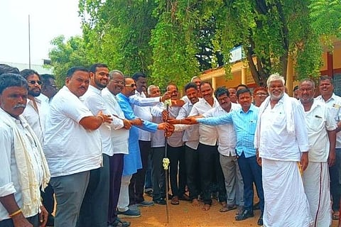 ಹೊಸ ಬಂಡಿಹರ್ಲಾಪುರದಲ್ಲಿ ಕರ್ನಾಟಕ ಪಬ್ಲಿಕ್ ಸ್ಕೂಲ್ ಕಟ್ಟಡ ನಿರ್ಮಾಣಕ್ಕೆ ಶಾಸಕ ರಾಘವೇಂದ್ರ ಹಿಟ್ನಾಳ ಗುರುವಾರ ಭೂಮಿಪೂಜೆ ನೆರವೇರಿಸಿದರು. ಕೊಪ್ಪಳ ತಾಲೂಕು ಗ್ಯಾರಂಟಿ ಯೋಜನೆ ಅನುಷ್ಠಾನ ಸಮಿತಿ ಅಧ್ಯಕ್ಷ ಬಾಲಚಂದ್ರನ್ ಮುನಿರಾಬಾದ್, ಕಾಂಗ್ರೆಸ್ ಮುಖಂಡರಾದ ಕೆ.ಎಂ. ಸೈಯದ್, ವಿಶ್ವನಾಥ ರಾಜೂರು. ಯಂಕಪ್ಪ ಹೊಸಳ್ಳಿ ಇದ್ದರು.