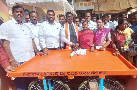 ತಮ್ಮ ಜನ್ಮದಿನದ ಅಂಗವಾಗಿ ಕಾರ್ಯಕರ್ತರು ಏರ್ಪಡಿಸಿದ್ದ ಅಭಿಮಾನೋತ್ಸವದಲ್ಲಿ ಶಾಸಕ ಎಸ್.ಮುನಿರಾಜು ಬಡ ವ್ಯಾಪಾರಸ್ಥರಿಗೆ ತಳ್ಳುವ ಗಾಡಿ ವಿತರಿಸಿದರು. ಭರತ್ ಸೌಂದರ್ಯ ಮತ್ತಿತರರು ಉಪಸ್ಥಿತರಿದ್ದರು.