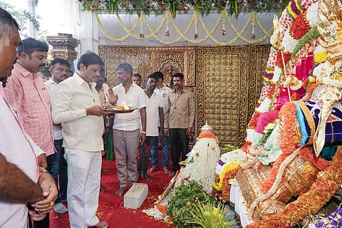 ಮಲ್ಲತ್ತಹಳ್ಳಿಯಲ್ಲಿ ಹಮ್ಮಿಕೊಂಡಿದ್ದ ಶ್ರೀಕರಗದಮ್ಮ ಮತ್ತು ನಗರ ದೇವತೆ ಅಣ್ಣಮ್ಮ ದೇವಿ ಉತ್ಸವಕ್ಕೆ ಶಾಸಕ ಮುನಿರತ್ನ ಚಾಲನೆ ನೀಡಿದರು. ಮಲ್ಲತ್ತಹಳ್ಳಿ ಎಂ.ಮಂಜುನಾಥ್ ಮತ್ತಿತರರು ಇದ್ದರು. 