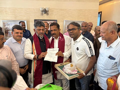 ತುಳು ಅಭಿವೃದ್ಧಿ ನಿಗಮ ಸ್ಥಾಪಿಸುವಂತೆ ಸಿಎಂ ಡಿ.ಕೆ. ಶಿವಕುಮಾರ್​ ಅವರಿಗೆ ಉದಯ್​ ಶೆಟ್ಟಿ ಮುನಿಯಾಲು ಮನವಿ ಸಲ್ಲಿಸಿದರು. ಕಾಂಗ್ರೆಸ್​ನ ಪದಾಧಿಕಾರಿಗಳು ಇದ್ದರು.