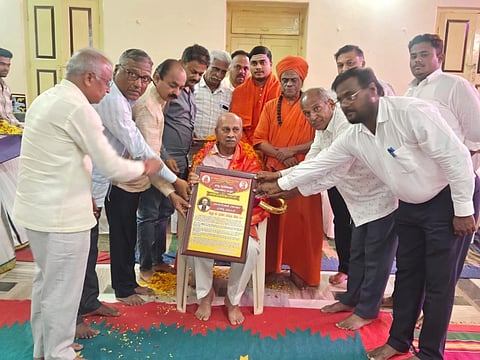 ಮುರಗೋಡ ಗ್ರಾಮದ ದುರದುಂಡೀಶ್ವರ ಮಠದಲ್ಲಿ ಹಮ್ಮಿಕೊಂಡಿದ್ದ ಸಮಾರಂಭದಲ್ಲಿ ಪದ್ಮಶ್ರೀ ಪುರಸ್ಕೃತ ಡಾ.ಪ್ರಭಾಕರ ಕೋರೆ ಅವರಿಗೆ ನೀಲಕಂಠ ಸ್ವಾಮೀಜಿ ‘ಮುರಗೋಡ ಮುಕುಟ’ ಪ್ರಶಸ್ತಿ ಪ್ರದಾನ ಮಾಡಿದರು. ಶಂಕರ ದೇವರು, ವಿಜಯ ಮೆಟಗುಡ್ಡ, ವೀರಭದ್ರಪ್ಪ ದೇಸಾಯಿ, ಅಶೋಕ ಶೆಟ್ಟರ, ಮಹಾಂತೇಶ ಅವರಾದಿ ಇತರರಿದ್ದರು.