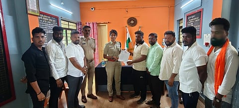 ಕೊಲೆ Murder ಮಾಡಿದ ಆರೋಪಿಗಳಿಗೆ ಕಠಿಣ ಶಿಕ್ಷೆ ವಿಧಿಸಲು ಒತ್ತಾಯಿಸಿ ವಿಶ್ವ ಹಿಂದೂ ಪರಿಷತ್, ಬಜರಂಗದಳ ವತಿಯಿಂದ ಜಿಲ್ಲಾ ಪೊಲೀಸ್ ವರಿಷ್ಠಾಧಿಕಾರಿ ಯಶೋಧಾ ವಂಟಗೋಡಿ ಅವರಿಗೆ ಮನವಿ ಸಲ್ಲಿಸಲಾಯಿತು. 