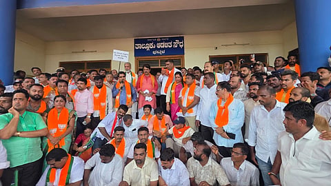 ಭಟ್ಕಳದಲ್ಲಿ ವಿರೋಧ ಪಕ್ಷದ ನಾಯಕ (R Ashok) ಆರ್ ಅಶೋಕ ಮುರಿನಕಟ್ಟೆ ಮರುನಿರ್ಮಾಣಕ್ಕೆ ಆಗ್ರಹಿಸಿದರು. ಮಾಜಿ ಶಾಸಕಿ ರೂಪಾಲಿ ನಾಯ್ಕ, ಸುನೀಲ ಹೆಗಡೆ, ಜಿಲ್ಲಾಧ್ಯಕ್ಷ ಎನ್.ಎಸ್. ಹೆಗಡೆ ಇತರರಿದ್ದರು.