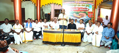 ಉಡುಪಿಯ ಮೂಡನಿಡಂಬೂರಿನ ಶ್ರೀ ಬ್ರಹ್ಮ ಬೈದರ್ಕಳ ಗರೋಡಿಯಲ್ಲಿ ಆಯೋಜಿಸಿದ್ದ ಮುಷ್ಟಿ ಕಾಣಿಕೆ ಸಮರ್ಪಣೆ ಕಾರ್ಯಕ್ರಮ ಉದ್ಘಾಟಿಸಿ ಯಶ್​ಪಾಲ್​ ಸುವರ್ಣ ಮಾತನಾಡಿದರು. ಟಿ.ಜಿ. ಹೆಗ್ಡೆ, ಪ್ರಸಾದ್​ ರಾಜ್​ ಕಾಂಚನ್​, ಸುಪ್ರಸಾದ್​ ಶೆಟ್ಟಿ, ಉದಯಕುಮಾರ್​ ಶೆಟ್ಟಿ, ಪ್ರಭಾಕರ್​ ಪೂಜಾರಿ, ಪ್ರಭಾತ್​ ಶೆಟ್ಟಿ, ಜಯಕರ್​ ಶೆಟ್ಟಿ ಇಂದ್ರಾಳಿ, ಮೋಹನ್​ ಶೆಟ್ಟಿ ಇತರರಿದ್ದರು.
